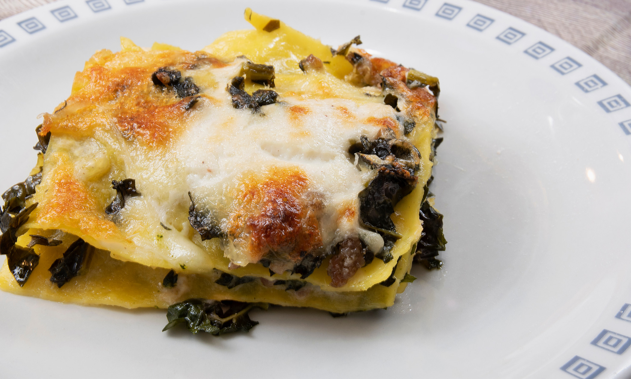 Lasagne con cavolo nero, mozzarella e salsiccia Coccodi